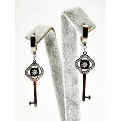 Gümüş Anahtar Detaylı Küpe